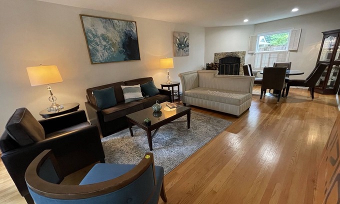 Winnetka House | Warm and Cheerful 3 Bedroom Winnetka Townhouse