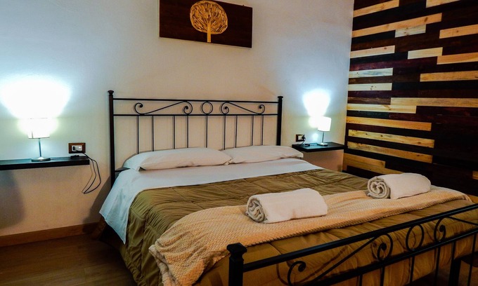 Piazza Armerina Bed & Breakfast | Warm and cozy room with handcrafted recycled wood finishes