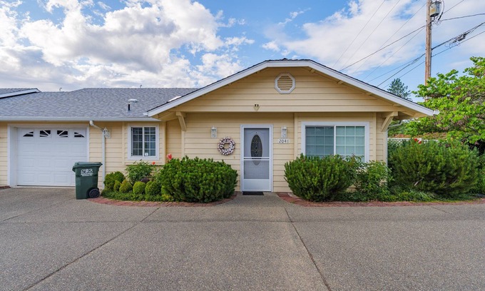Grants Pass Cottage | WARM AND INVITING, PEACEFUL No steps, Wide doorways , Recliner, Garage