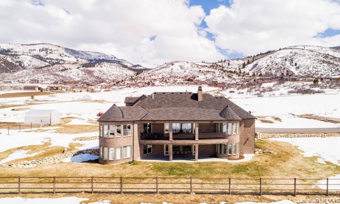 Kamas House | Warm and Luxurious Mountain Mansion near Park City