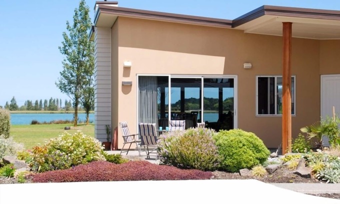 Huntingdon House | Warm and peaceful with unobstructed lake views.