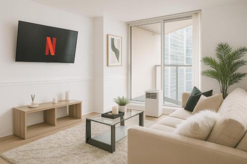 Coal Harbour Apartment | Warm and Welcoming 2-Bedroom Home in a Prime Location