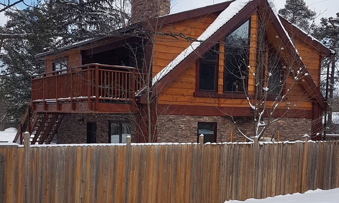 Barrie Ski Chalet | Warm, comfortable rustic luxury chalet near lake, park, forest trails and skiing