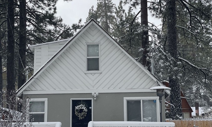 Big Bear City Cottage | Warm & Cozy Big Bear Mountain Cottage | X-Box, FirePit, Cornhole