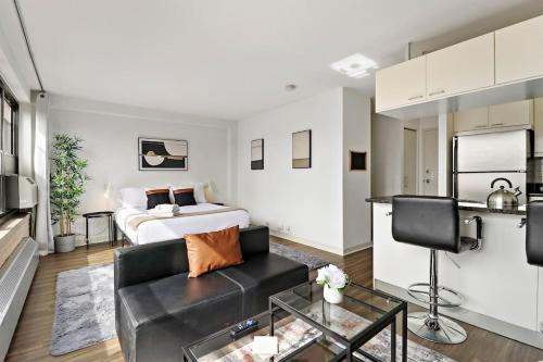 Indian Village Apartment | Warm & Elegant Studio Apt in Chicago - Algonquin 02-009A