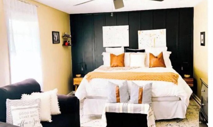Greenwood House | Warm & Inviting home 5 minutes walking distance from restaurants.