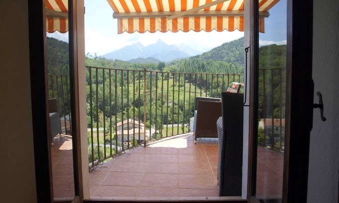 Maglietola Apartment | Warm Tuscan castle apartment