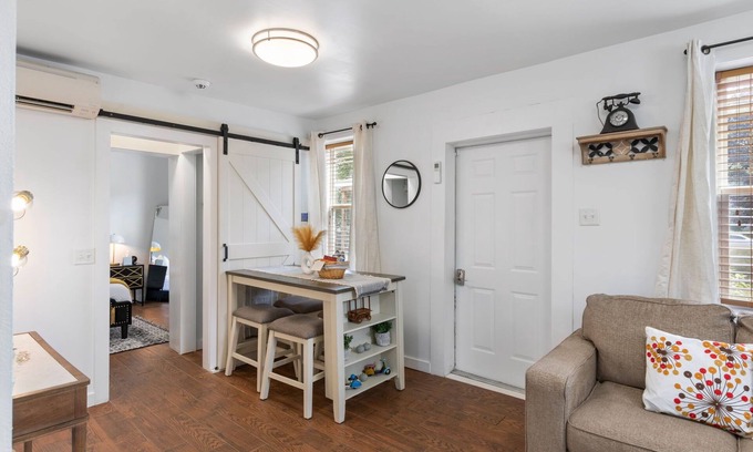 Fredericksburg Villa | Warm Villa 1 block from Mary Washington Campus