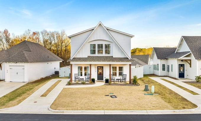 Auburn House | Warm Welcoming Home 1.7 Miles to Auburn University! Fire Pit!