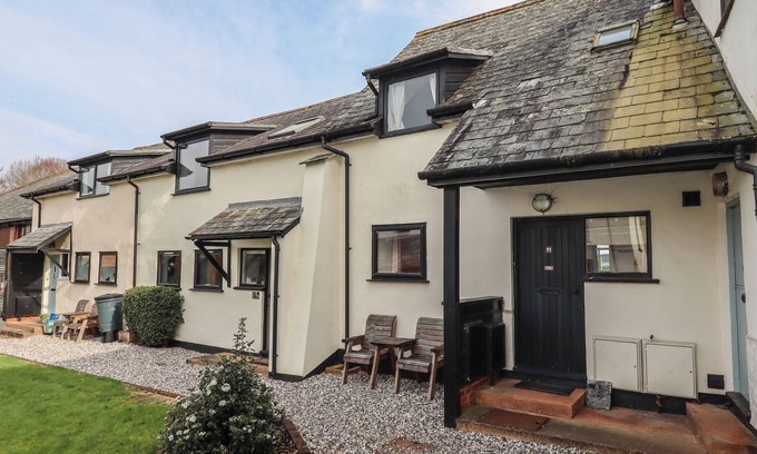 Bicton Cottage | WARREN COTTAGE, pet friendly, with a garden in Colaton Raleigh
