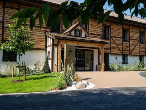 Warwick Town Centre Hotel | Warwick Castle Hotel & Knight's Village