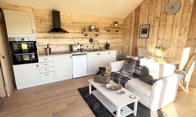 Derbyshire Cabin | Warwick Lodge - Luxury 1 Bed Cabin with Private Hot Tub