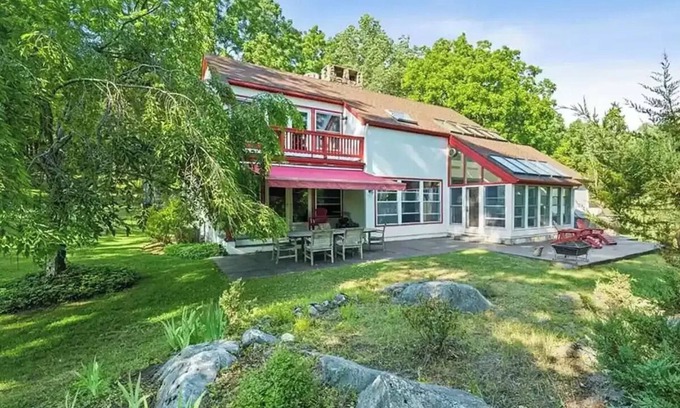 Warwick House | Warwick valley wineries, breweries, Legoland, hiking/skiing - kid friendly