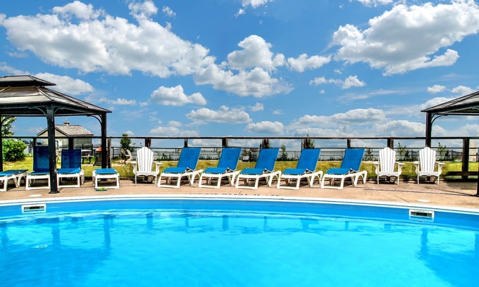 Wasaga Beach House | Wasaga Beach/Blue Mountain Ski Hills/Christmas village/Lake Front/