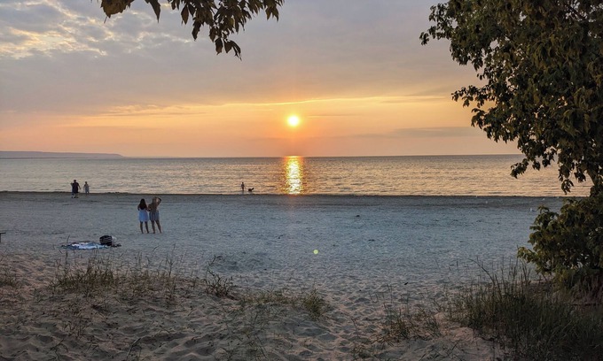 Wasaga Beach House | Wasaga Beach close to Beach 3 and the dog beach. lots of space for a big family