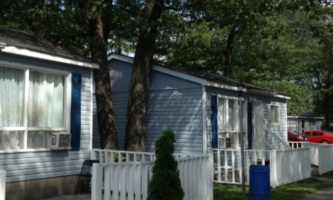 Wasaga Beach Cottage | Wasaga Beach Walk to Main Beach Free Parking Free Wifi