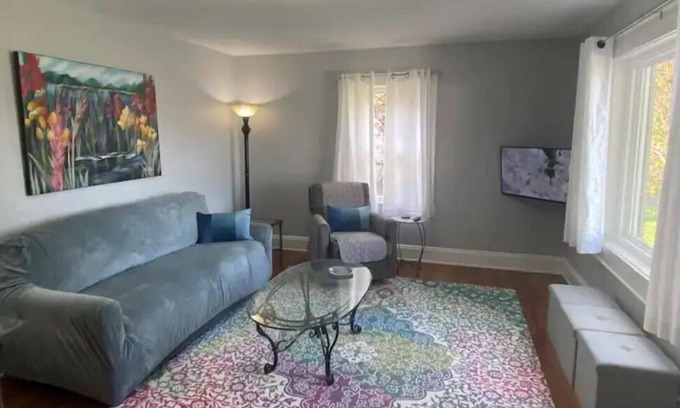 Hickory House | Washer, Dryer, Desk, Smart TV, Blackout Shades, Fully Stocked Kitchen Cookware