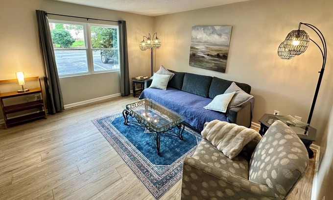 Hickory Apartment | Washer, Dryer, Desk, Smart TV, Blackout Shades, Fully Stocked Kitchen Cookware