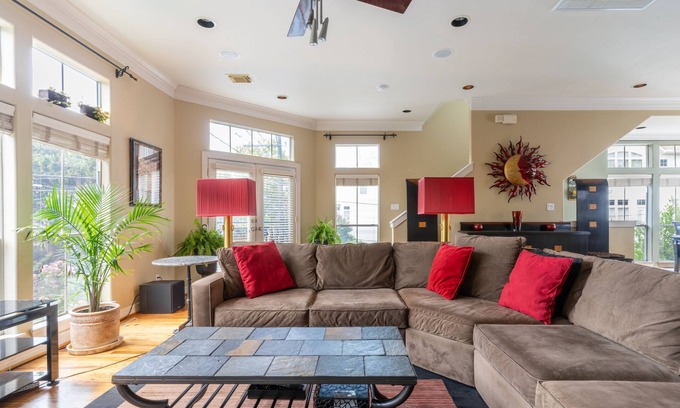 Montrose House | Washington Corridor & Park Living by RedAwning