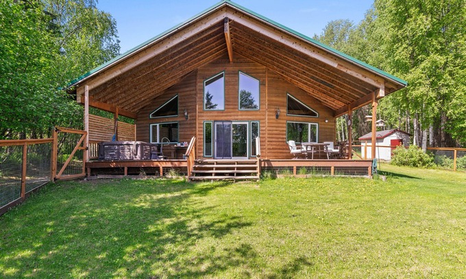 Houston Cabin | Wasilla 'Spruce Moose' Cabin: Lakefront + Hot Tub!