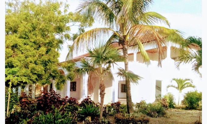 Watamu Bed & Breakfast | WatamuRustic Beach Coastal Living, Ocean, Seafood & Private Pool.