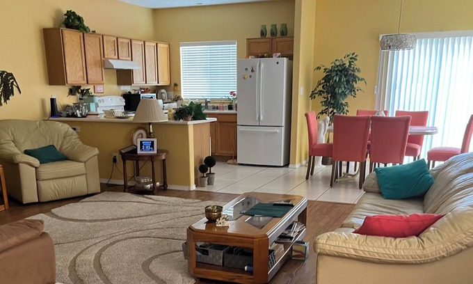 Vista Del Norte Alliance House | Watch the Balloons from your backyard! Nice neighborhood, 3 mi to balloon park.