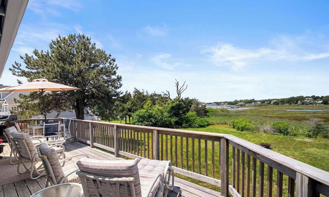 West Dennis House | Water Access, Sunsets, Walk to Restaurants!