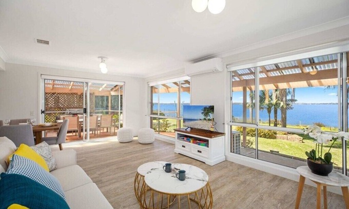 Gorokan House | Water Front Holiday House