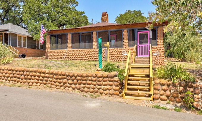 Medicine Park Cabin | WATER FRONT-HOT TUB- WALKING DISTANCE to main strip. Cobblestone Retreat