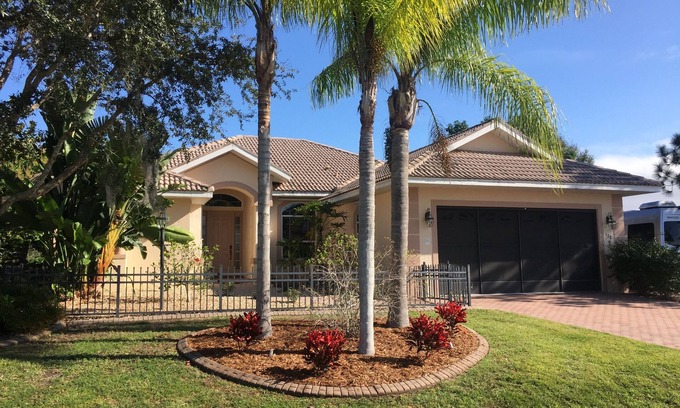 Edgewater House | Water front, Sailboat Access, Harbor/Gulf Access, Walk to Beach Park