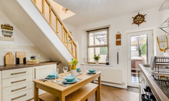 Slyne House | Water Lily Cottage - Two Bedroom House, Sleeps 4
