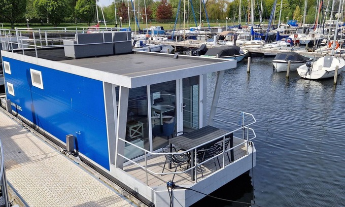 Naarderbos Boat Rental | Water Lodge in Naarden with Marina Views