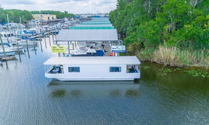 Sanford Boat Rental | Water Lovers Retreat