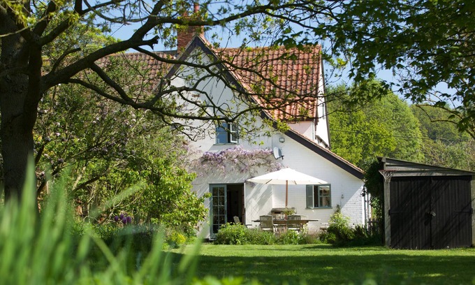 Saxmundham Cottage | WATER MEADOW COTTAGE, pet friendly, with a garden in Saxmundham