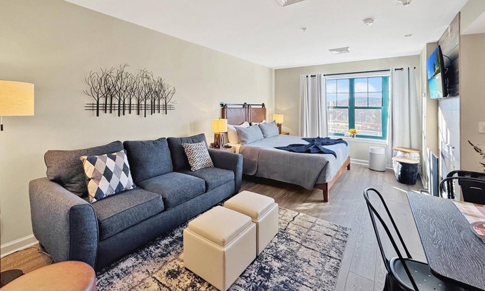 Vernon Condo | Water Park (Next Door) Pool Hot Tubs Sauna Gym Stunning Sunsets #263