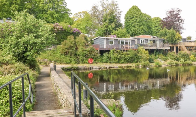 Bont Newydd Cabin | WATER'S EDGE, 44 GLAN GWNA, pet friendly, with a garden in Caernarfon