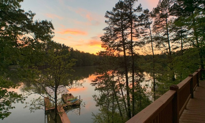 Gainesville House | Water's Edge – Steps from the lake w/firepit, large entertaining spaces & more