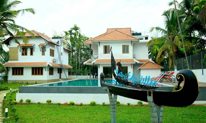 Nedumudy House | Water's Edge Villas, Luxury Backwater Luxury Hotel