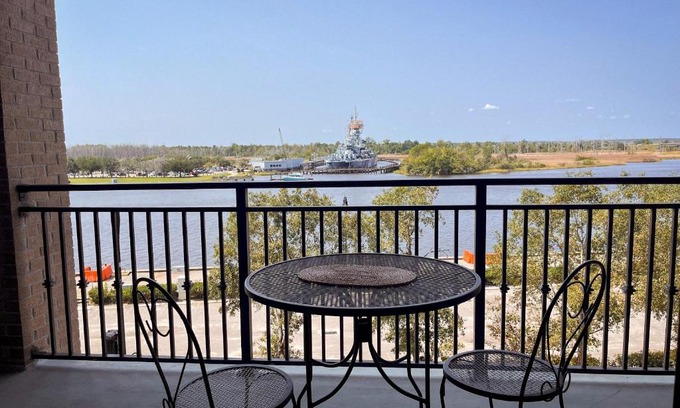 Wilmington Apartment | Water Street Retreat 05