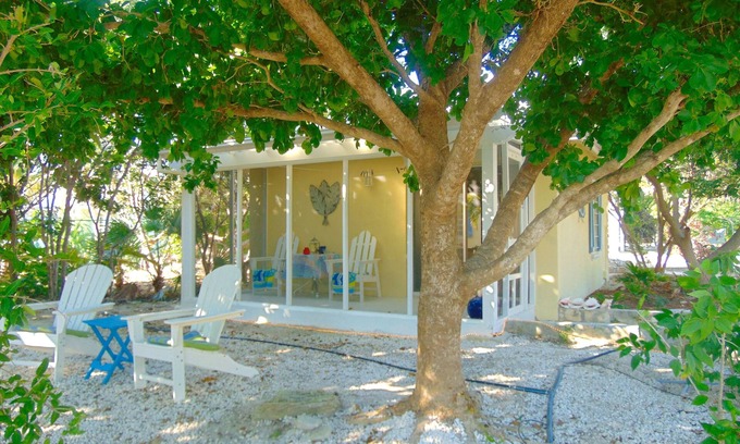 Discovery Bay Cottage | Waterfront Cottage Dockside Patio Jeep SUV Kayak SUP Bike Boat Beaches Jet Ski
