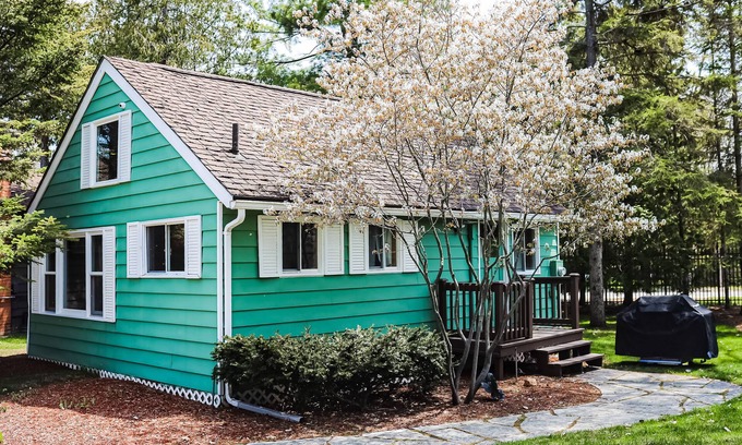 Wasaga Beach Cottage | Water-view 2-story cottage with grill, heated outdoor pool