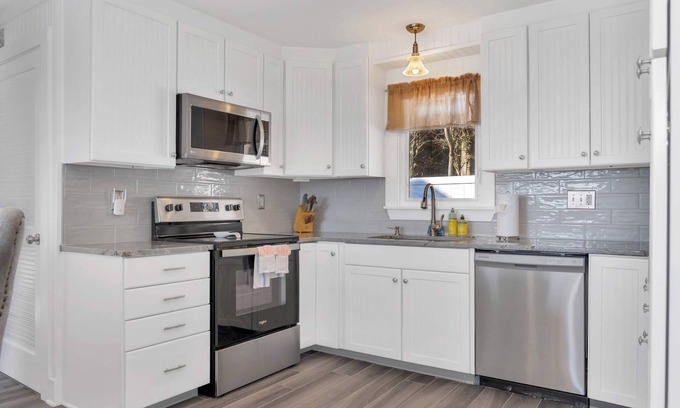 Niantic House | Water View 3BR w/King Beds | Steps to Beach