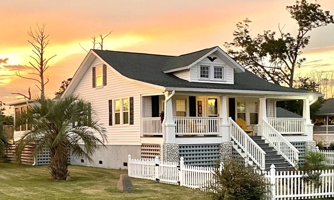 Carteret County House | Water View&Access~ Game Room~Sunrise~Beach~Kayak Fishing~Close to Ferry~Sleeps 6