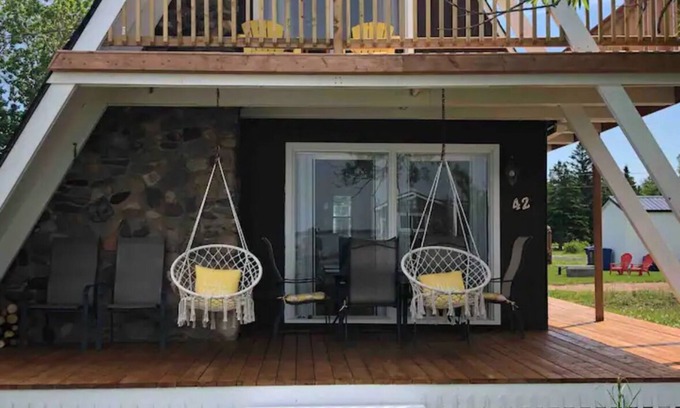 Petite-Riviere-de-l'Ile Cottage | Water view cottage with hot tub, beach access and fire pit
