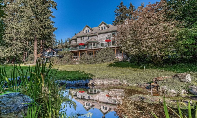 Clinton House | Water-view estate with on-site entertainment & 3 kitchens - events welcome