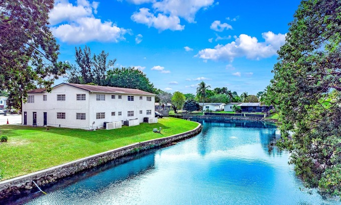 Survey Creek Apartment | Water View - King Bed - Palm Wave Says