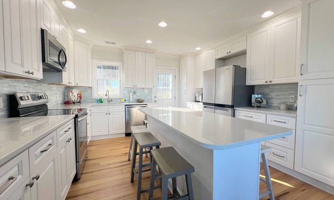 Stacy House | Water views and a Charming 2-bedroom house in serene Stacy with WiFi, AC