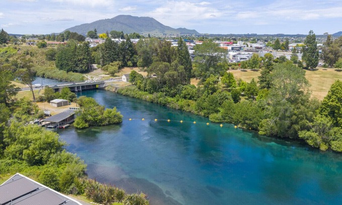 Taupo Apartment | Water Views Apartment | Stylish 3BR Villa with Pool & Lake Access