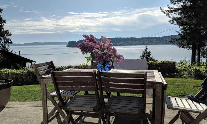 Lakebay House | Water, water, water! Pristine beach hideaway in South Sound