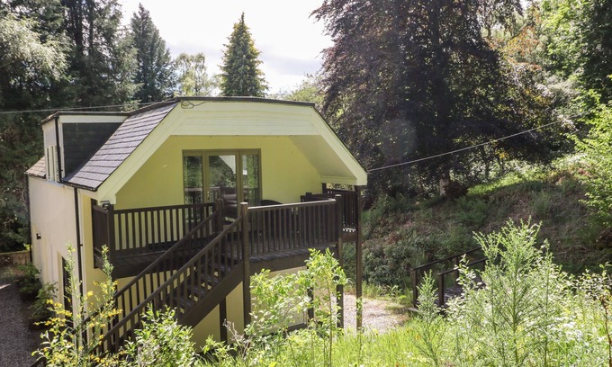 Glen Urquhart Cottage | Waterfall Apartment